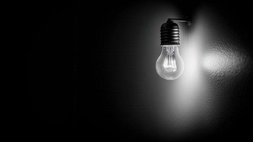 Gloeilamp op de muur zwart-wit panorama