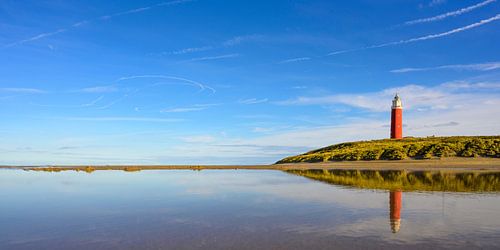 Texel vuurtoren panorama op het strand met een een weerspiegeling