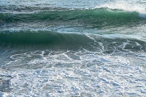 Vagues et eau de mer écumante