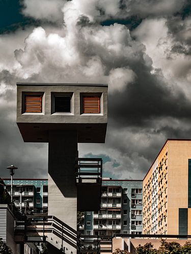 Vertikale Struktur – DDR-Baustil an der Vilniusstraße in Erfurt-Rieth von Mixed media vector arts