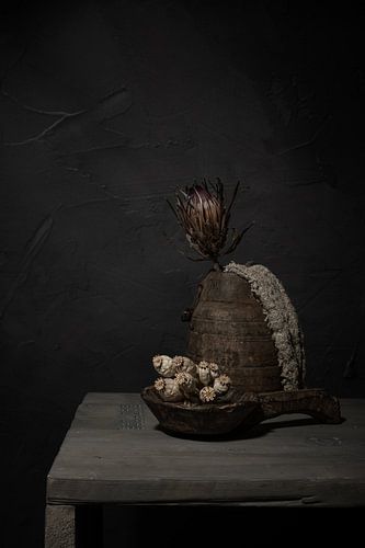 Landelijk stilleven met oude houten kruik en lepel (verticaal)