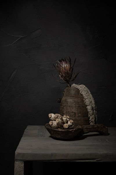 Nature morte rurale avec une vieille cruche et une cuillère en bois (vertical) par Mayra Fotografie