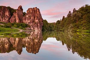 Externsteine im Morgenlicht mit einer faszinierenden Spiegelung von Jiri Viehmann