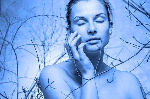 sensuele vrouw tussen takken