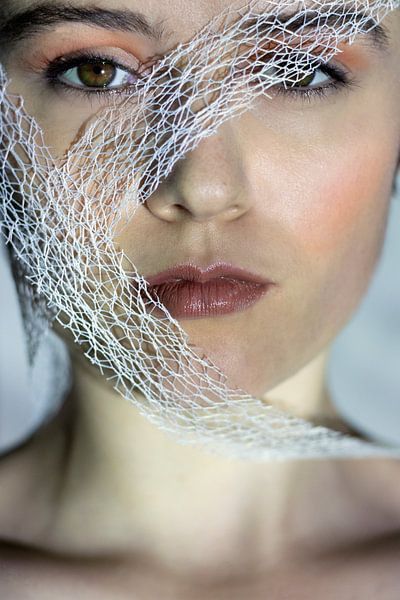 Between Layers – Conceptual Portrait Photography by Iris Kelly Kuntkes