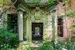 Verwunschener Lost Place in Polen - Eingangsportal