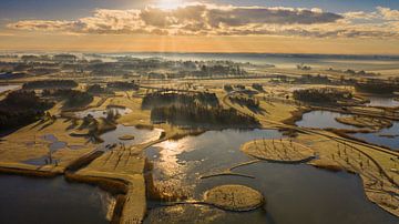 Lever de soleil sur un paysage de polders en Hollande du Nord