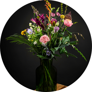 Modern Stilleven: kleurrijke bloemen in een vaas van Marjolein van Middelkoop