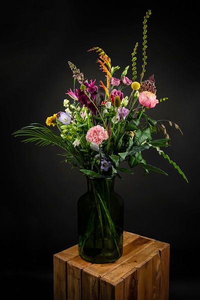 Nature morte : fleurs colorées dans un vase par Marjolein van Middelkoop