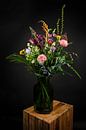 Stillleben: bunte Blumen in einer Vase von Marjolein van Middelkoop Miniaturansicht