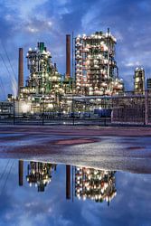 Petrocemical Produktionsanlage in der Dämmerung spiegelt sich in einem Teich