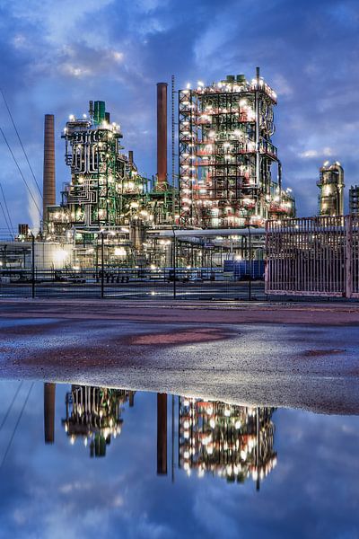 Petrocemical Produktionsanlage in der Dämmerung spiegelt sich in einem Teich von Tony Vingerhoets