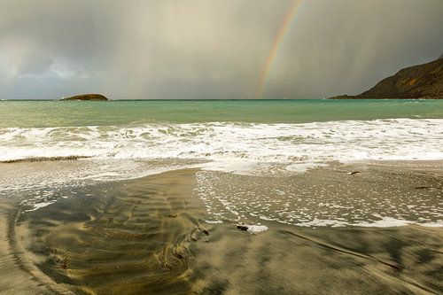 Regenboog boven fjorden kust