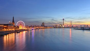Düsseldorf Skyline avec grande roue rouge (version 16:9)