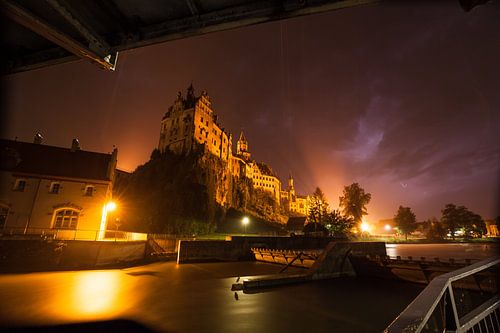 Kasteel Sigmaringen met de Donau - in regen- en onweersbuien