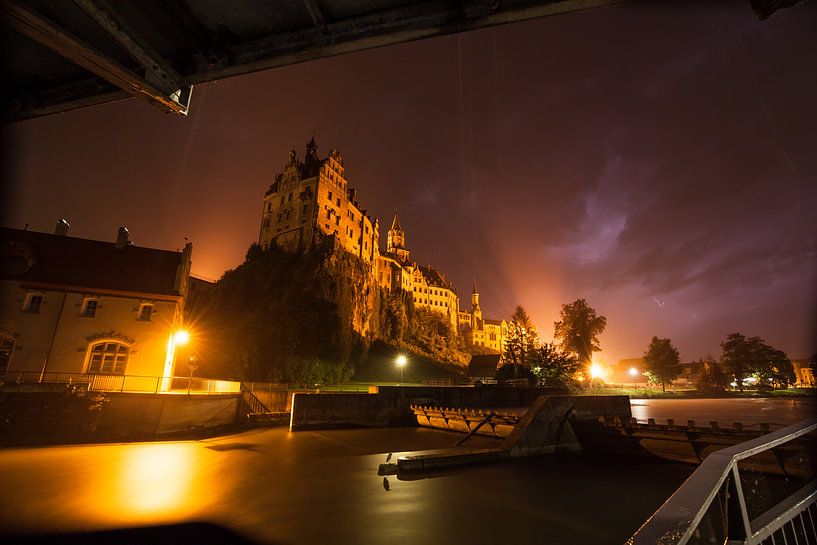 Kasteel Sigmaringen met de Donau - in regen- en onweersbuien van Jiri Viehmann