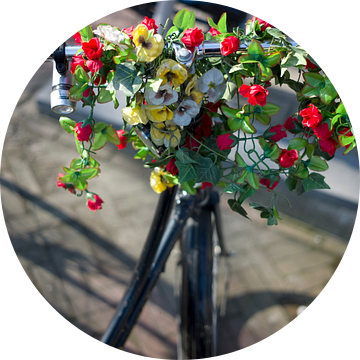 Stuur van een fiets vrolijk versierd met bloemen van Henk Vrieselaar