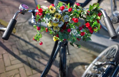 Stuur van een fiets vrolijk versierd met bloemen