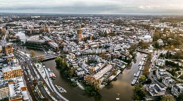 De binnenstad van Zwolle tijdens een koude winterochtend gezien van boven