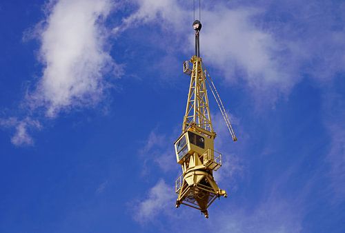 Demontage en montage van een vakwerkarmkraan op een grote woningbouwlocatie