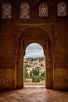 Uitzicht op de tuin van Generalife door de ramen van het Alhambra