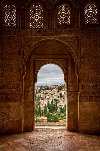 Uitzicht op de tuin van Generalife door de ramen van het Alhambra