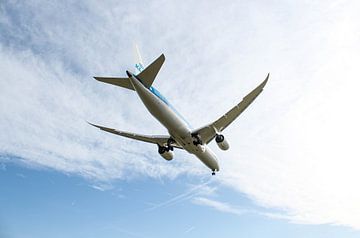 KLM Dreamliner tijdens landing op Schiphol van Robin Smeets