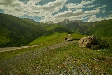De berg Kazbek of de berg Kazbegi in Stepantsminda, Georgië, bij daglicht van Mohamed Abdelrazek