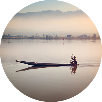 Mandalay, Myanmar Azie, een visser op het meer bij zonsopgang van Eye on You