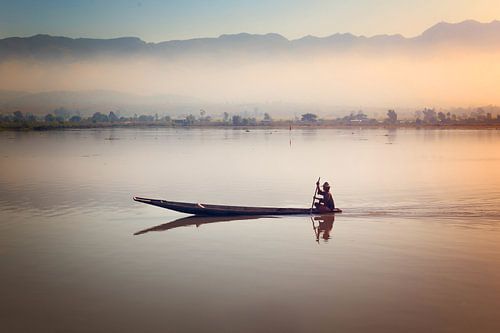 Mandalay, Myanmar Asien, ein Fischer auf dem See bei Sonnenaufgang von Eye on You