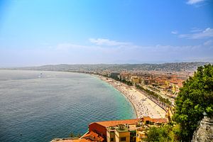 Blick auf Nizza entlang der Mittelmeerküste an einem Sommertag.