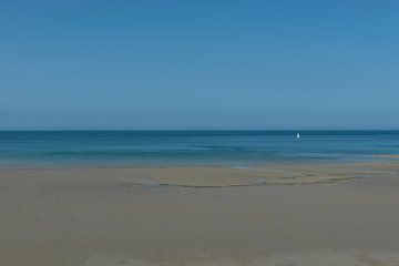 zee en strand, horizon panorama met zeilboot