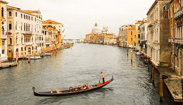 Gondel in Venetië van Robert Lindeboom
