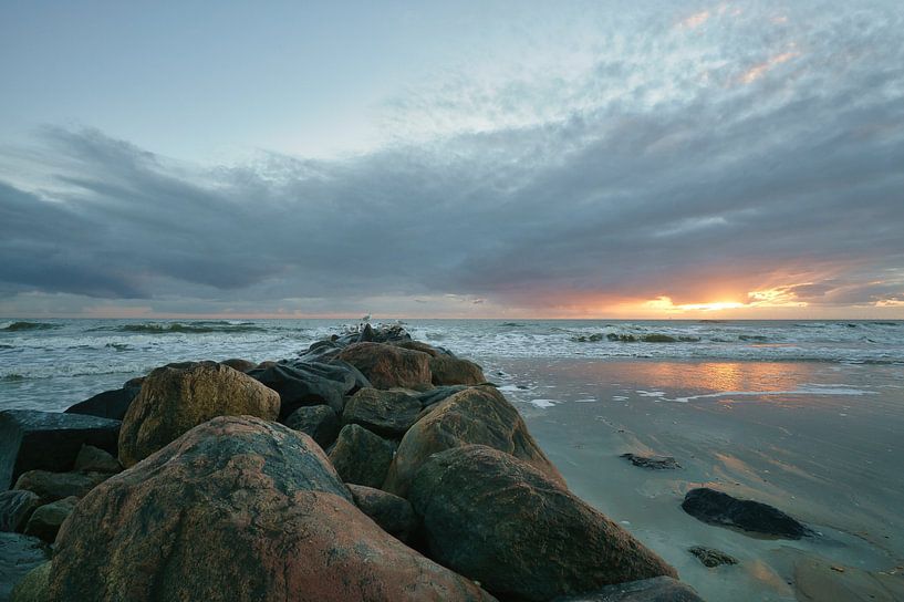Grote stenen op het zandstrand bij zonsondergang in Denemarken van Martin Köbsch