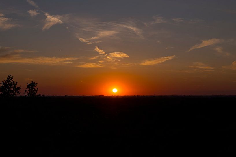 rode zonsondergang boven de veluwe van ChrisWillemsen