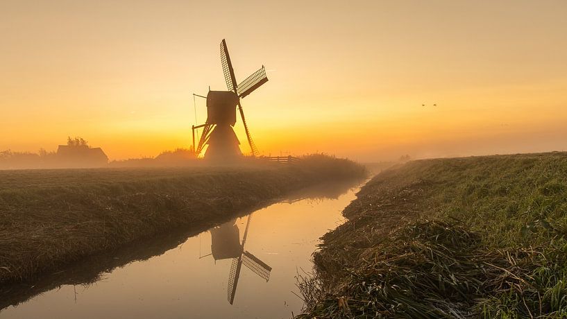 Molen Weel en Braken weerspiegelt in de sloot tijdens een mistige zonsopkomst van Bram Lubbers