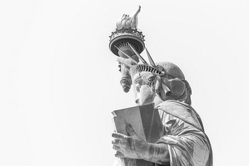 Freiheitsstatue in Großaufnahme in schwarz-weiß