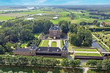 Luchtfoto van kasteel Amerongen bij Amerongen in Nederland van Eye on You
