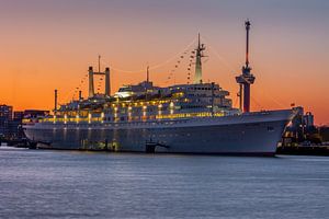 SS Rotterdam bij zonsondergang van Ronne Vinkx