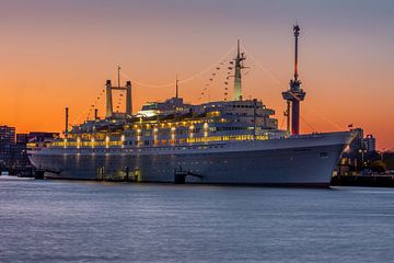 SS Rotterdam bei Sonnenuntergang
