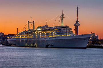 SS Rotterdam bij zonsondergang