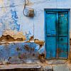 Blauwe deur in India van Jan Schuler