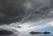 Bedrohliche Wolken in der Landschaft von Marcel van Balken Miniaturansicht
