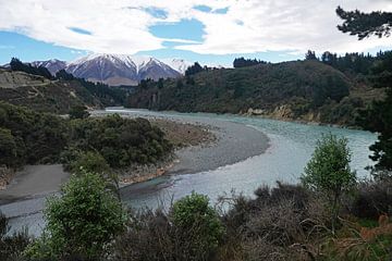 Rakaia rivier en bergen op zuider eiland in Nieuw Zeeland van Aagje de Jong