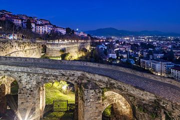 BERGAMO Città Alta stadsmuur in de avond van Melanie Viola