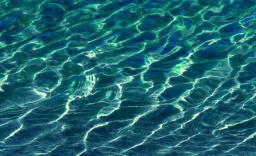 Crystal Clear (Waterrimpeling in Aquamarijn) van Caroline Lichthart