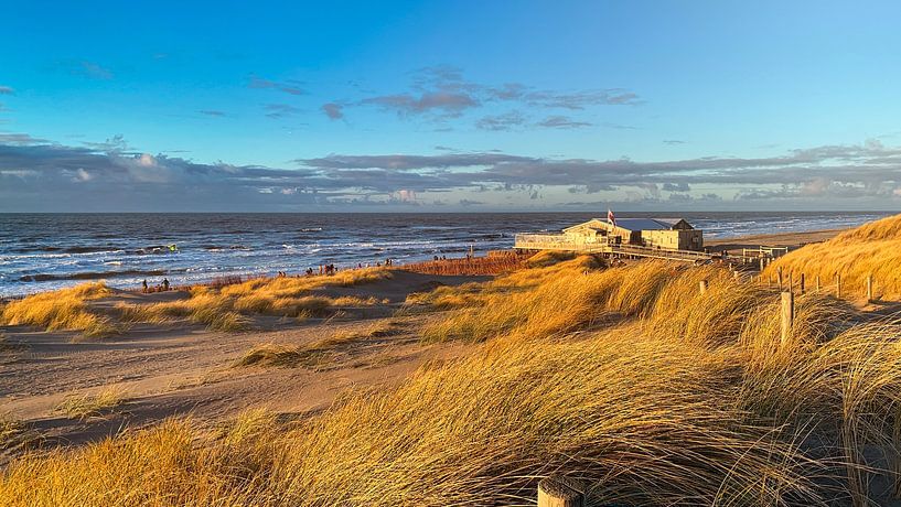Strandhütte von den Dünen aus gesehen von Digital Art Nederland