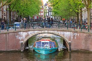 Boot en brug Amsterdam von Dennis van de Water