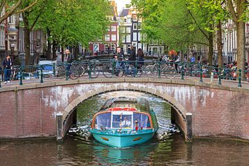 Boot en brug Amsterdam by Dennis van de Water