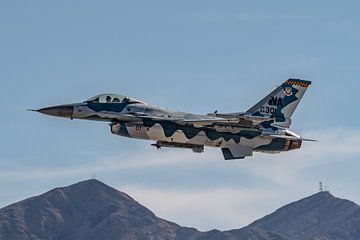 Een fraai gekleurde General Dynamics F-16C Fighting Falcon stijgt op van Nellis  Air Force Base tijd van Jaap van den Berg